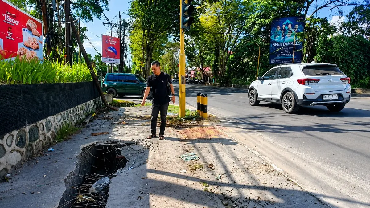 RUSAK: Tutup drainase depan KFC rusak akibat truk ambles di simpang empat Jalan Kapten Mulyono–Jalan MT Haryono, Sampit. FOTO: ALFIAN ARWI PERMANA/RADAR SAMPIT