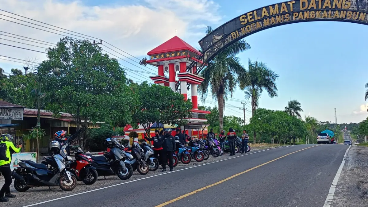 Tiba di gerbang Selamat Datang Kota Pangkalan Bun. Maxi Tour Boemi Nusantara memasuki etape ketujuh dengan menempuh rute Sampit–Pangkalan Bun, Sabtu (4/7/2026). (Heru Prayitno/Radar Sampit)