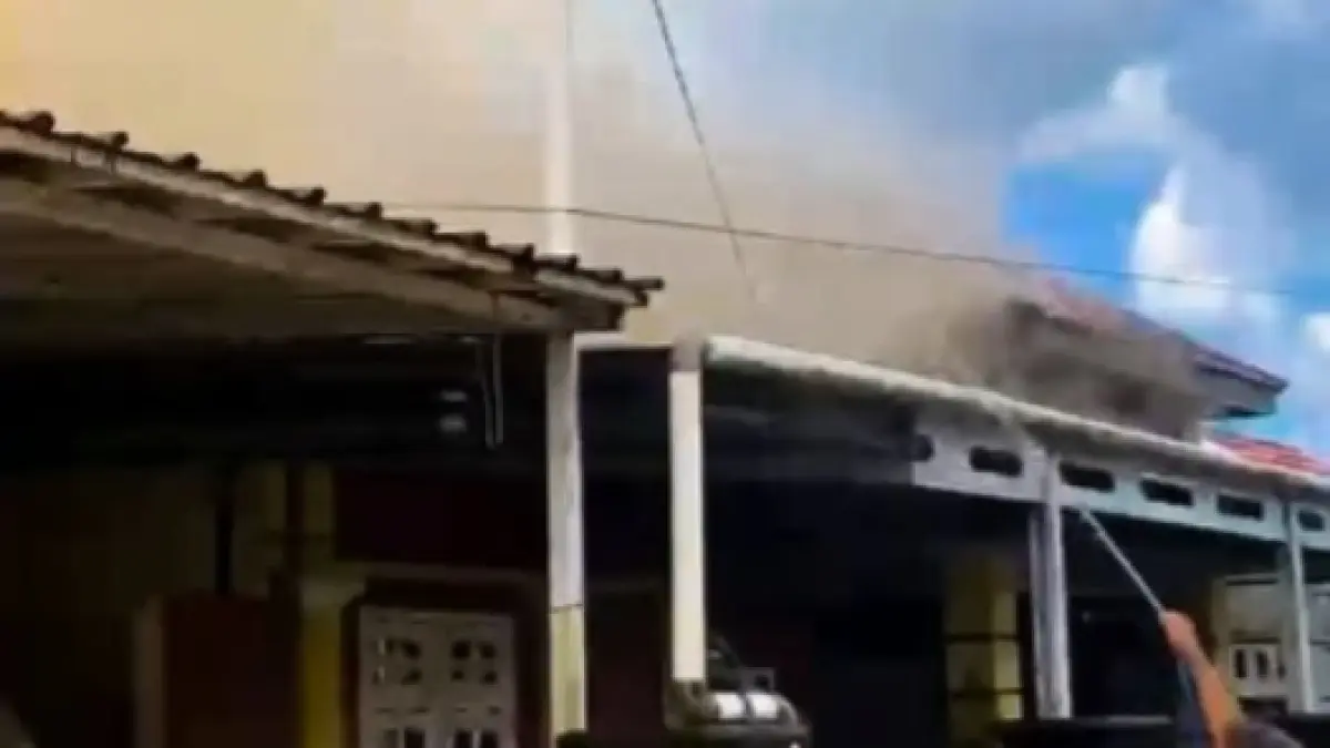Warga berupaya menyiram api yang membakar salah satu bangunan di Gang Pepaya, Jalan Kuningan, Kecamatan Mentawa Baru Ketapang, Kabupaten Kotawaringin Timur (Kotim), Sabtu (4/7/2026) sekitar pukul 14.15 WIB. (Warga/Radar Sampit)