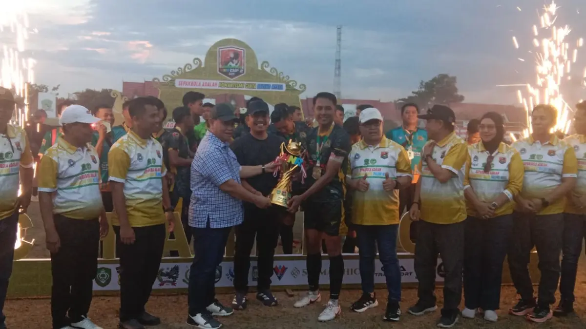 Bupati Kotim Halikinnor, saat menyerahkan Piala dan hadiah HNR Cup II kepada pemenang turnamen dari klub sepak bola BFC Mentaya, sekaligus menutup turnamen yang digelar selama 35 hari dan melibatkan sekitar 65 klub itu.(joy/radarsampit)