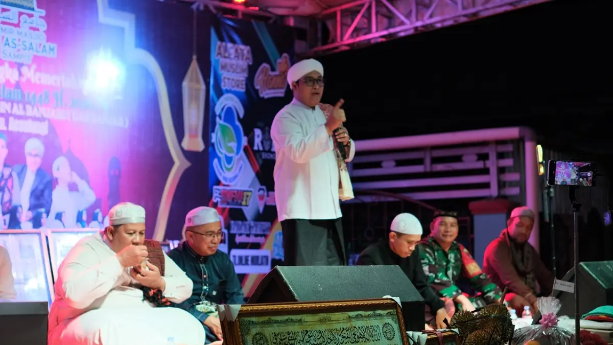 Guru Assulungi memberikan tausiyah pada Tabligh Akbar dan Lelang Amal di Masjid Jami Assalam Sampit, Sabtu (4/7) malam.(istimewa)