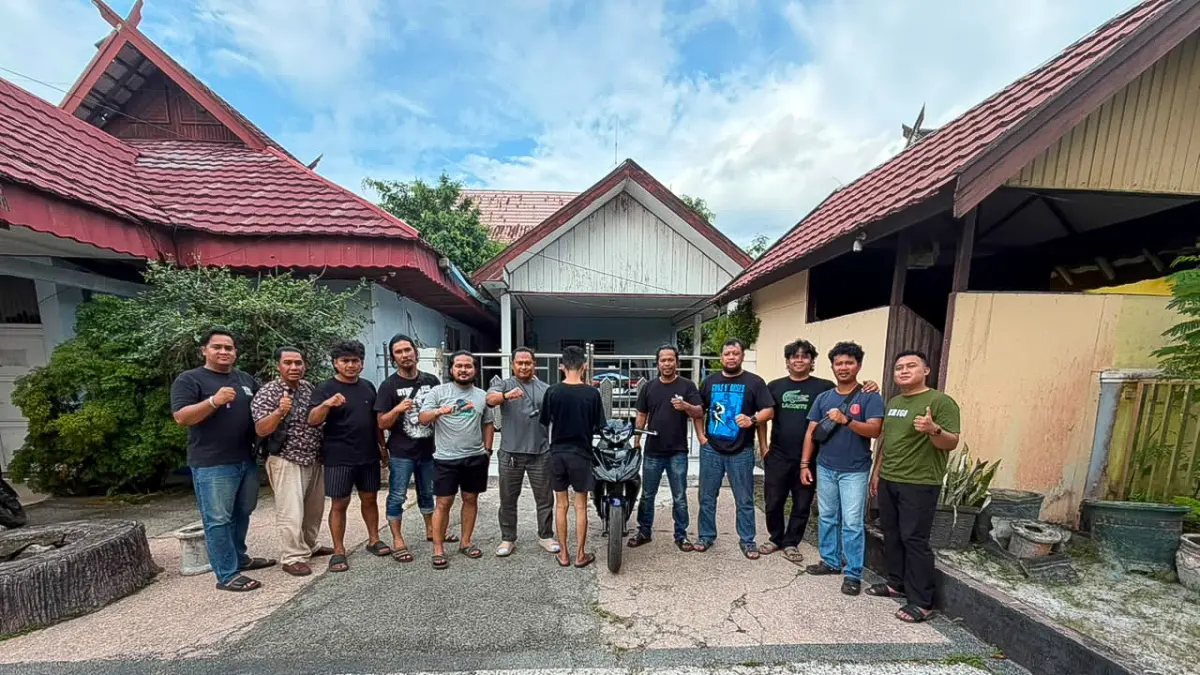 Pelaku penggelapan motor dari Sampit saat diamankan di Polres Seruyan, Jumat (3/7). (istimewa)