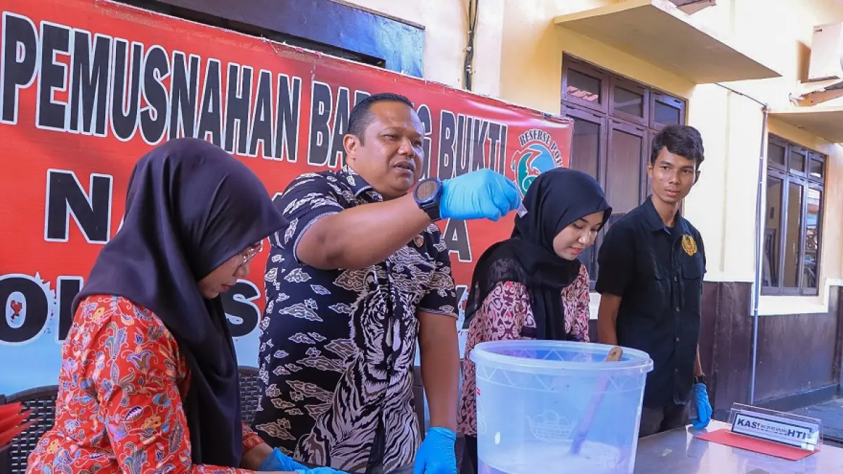 Pemusnahan barang bukti peredaran narkoba di Seruyan, baru-baru tadi.(rifani/radarsampit)