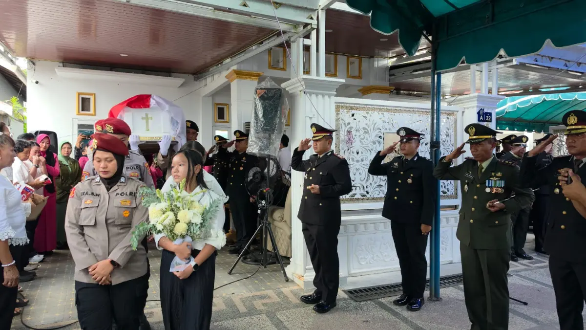 Ratusan warga memadati Pemakaman Kristen di Jalan Pilau, Kasongan, Sabtu (4/7/2026), untuk mengantarkan Aiptu (Anumerta) Yudhie Perdana Putra ke peristirahatan terakhir.&nbsp;