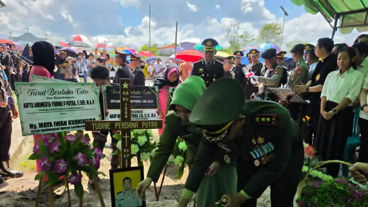 Suasana pemakaman Aiptu (Anumerta) Yudhie Perdana Putra, Sabtu (4/7). (istimewa)