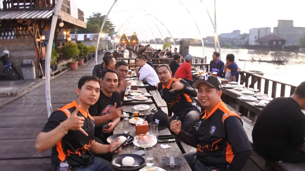 Anggota MMO menikmati senja di Tepi Arut Pangkalan Bun dalam acara Maxi Tour Boemi Nusantara, 4 Juli 2025.
