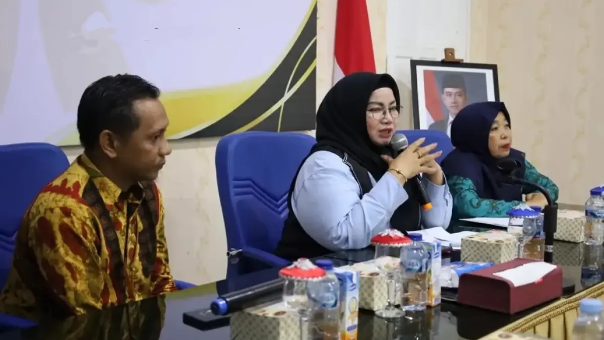 DISKUSI: Wakil Bupati Kotim Irawati didampingi Kepala Disnakertrans Kotim Rusnah saat audiensi dengan Kepala BP2MI Banjarbaru, Jumat (3/7).(istimewa)