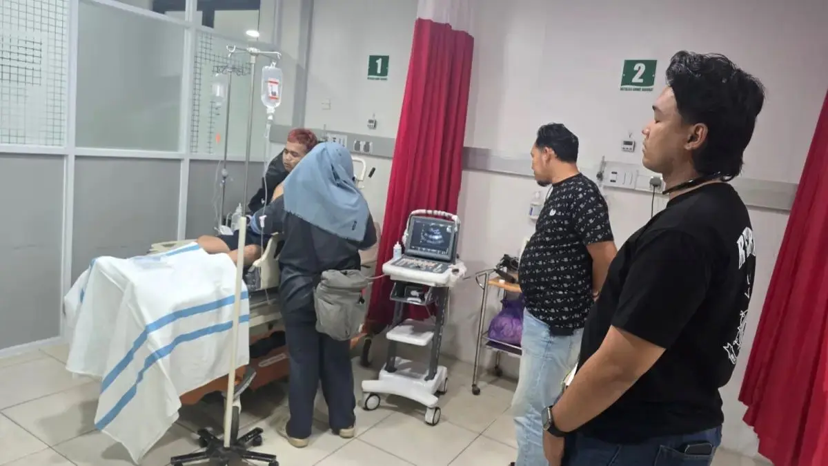 DITIKAM: Polisi meminta keterangan korban yang menjalani perawatan di RSUD Ulin Banjarmasin setelah mengalami luka tusuk dalam insiden usai nonton bareng sepak bola. (Foto: Polsek Banjarmasin Tengah untuk Radar Banjarmasin)