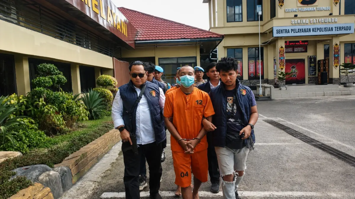 Dua tersangka kasus dugaan penikaman yang menewaskan satu warga dan mengakibatkan dua orang lainnya mengalami luka di Kelurahan Kuala Kuayan, Kecamatan Mentaya Hulu, saat digiring apparat Polres Kotim. (Oes/Radar Sampit)
