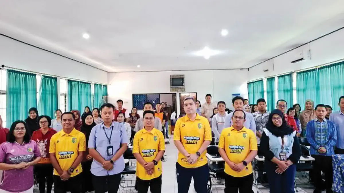 FOTO BERSAMA: Sekretaris Disdik Kota Palangka Raya, Aprae Vico Ranan (tengah baris depan) berfoto bersama saat menghadiri kegiatan, belum lama tadi. FOTO: IST/RADAR SAMPIT