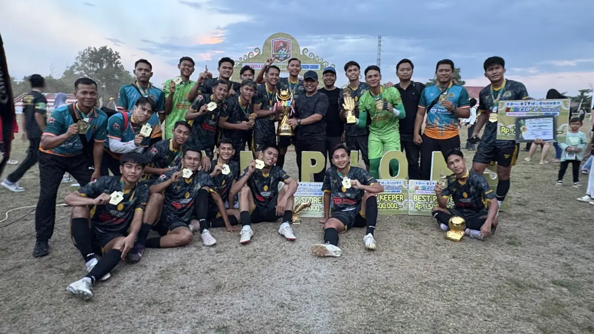 Kapolres Kotim AKBP Resky Zulkarnain ( tengah) saat bersama tim Bhayangkara FC yang menjuarai Turnamen HNR Cup II, Minggu (5/7).(yuni/radarsampit)