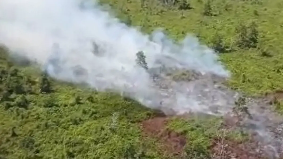 Kebakaran lahan di Lingkar Kota Utara, Sampit, Senin (6/7/2026) tampak dari Udara. (BPBD Kotim)