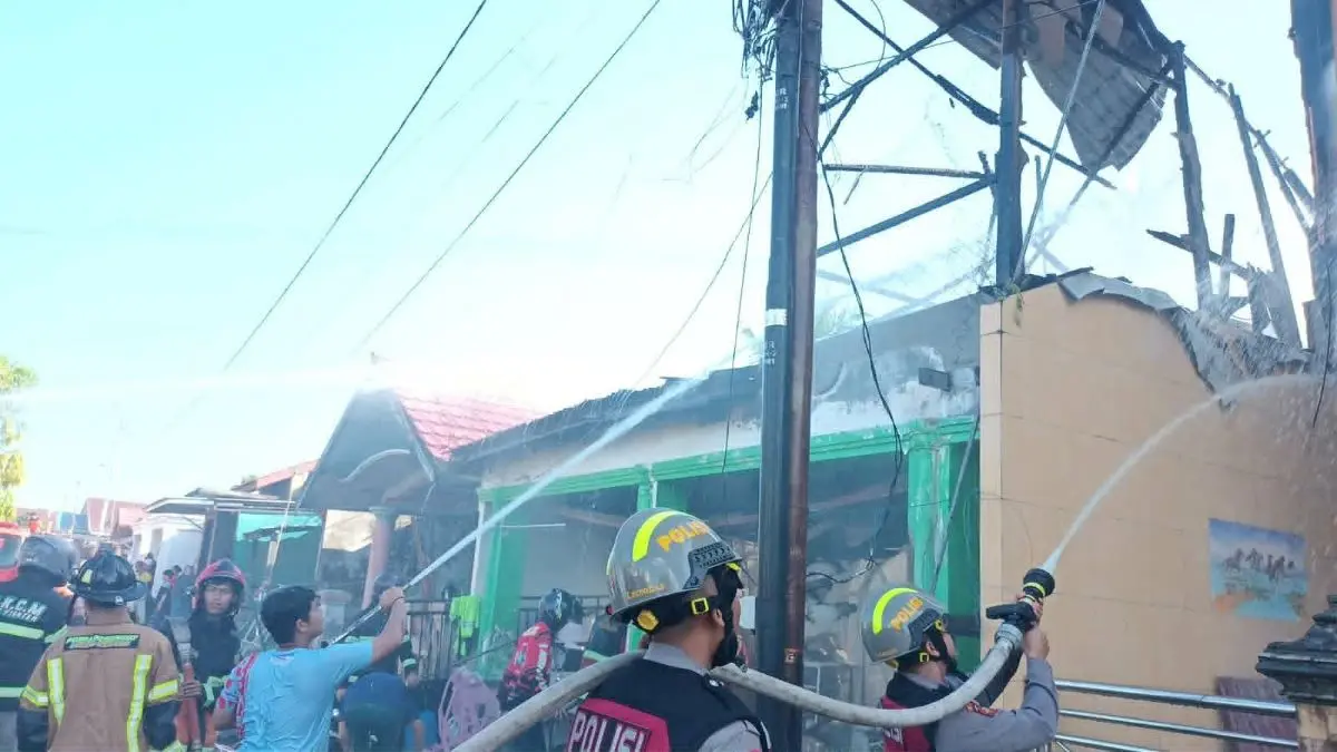 KEBAKARAN : Regu Damkar melaksanakan pemadaman kebakaran rumah milik anggota Polri di Jalan Manyar IX, Jalan Tjilik Riwut Km 7, Palangka Raya, Senin (6/7/2026) siang. FOTO: DODI/RADAR SAMPIT