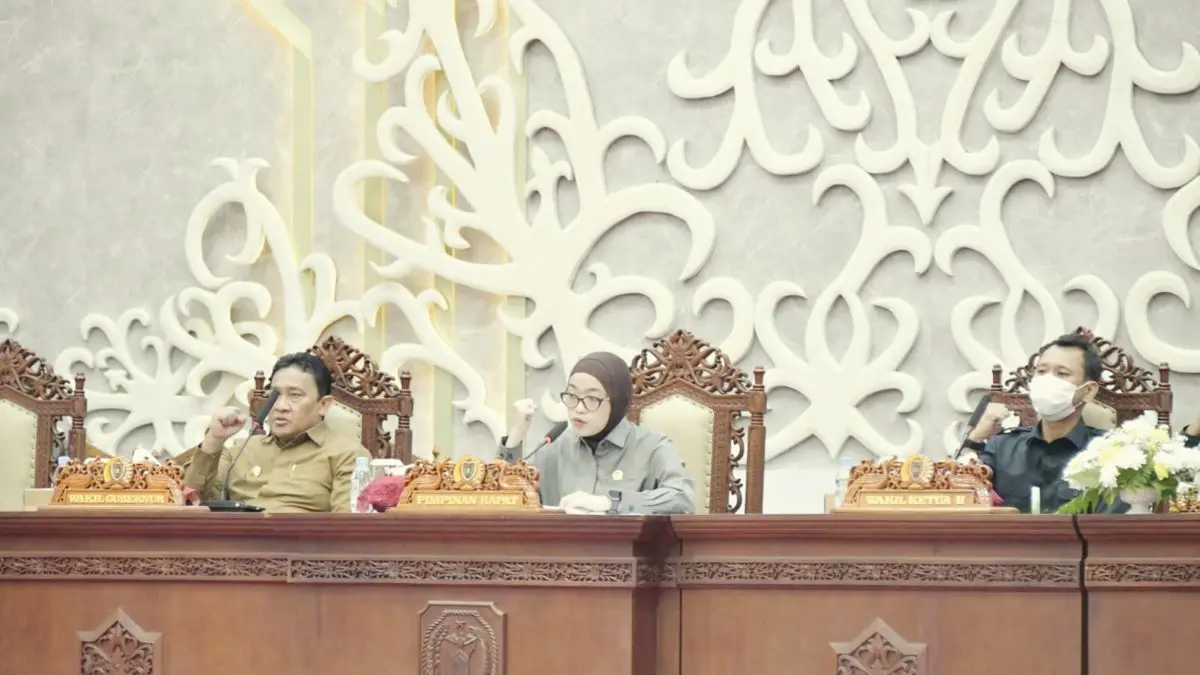 PARIPURNA: Riska Agustin (tengah) bersama unsur pimpinan DPRD dan Wakil Gubernur Kalteng Edy Pratowo pada kegiatan rapat paripurna, Senin (6/7/2026). FOTO: YUSHO/RADAR SAMPIT