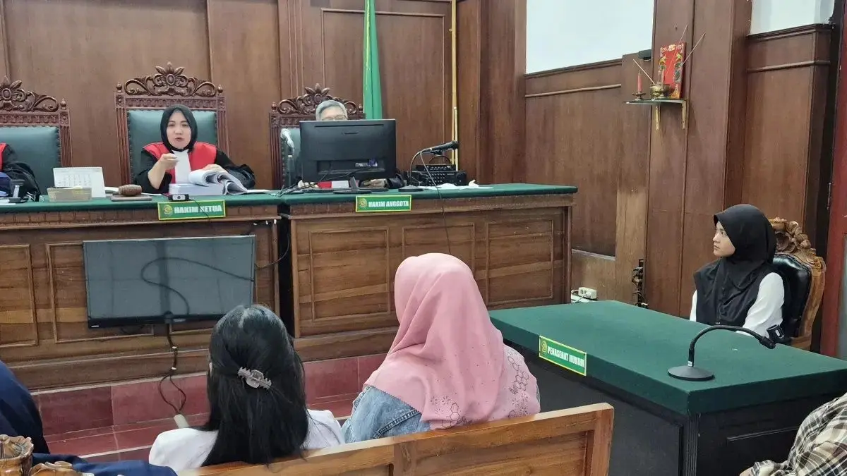 PENIPUAN: Erika Agustina, terdakwa kasus penipuan PO sembako murah, korbannya lima emak-emak di Surabaya dengan total kerugian Rp 400 juta. (Novia Herawati/ JawaPos.com)