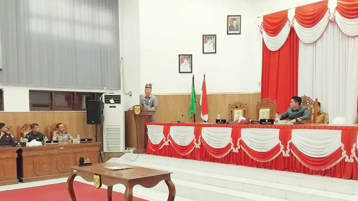 PIDATO : Bupati Gumas Jaya Samaya Monong ketika menyampaikan sambutan atas persetujuan bersama tiga raperda dalam rapat paripurna ke-4 masa persidangan III DPRD Gumas tahun sidang 2026, Senin (6/7/2026). FOTO : ARHAM SAID/RADAR SAMPIT