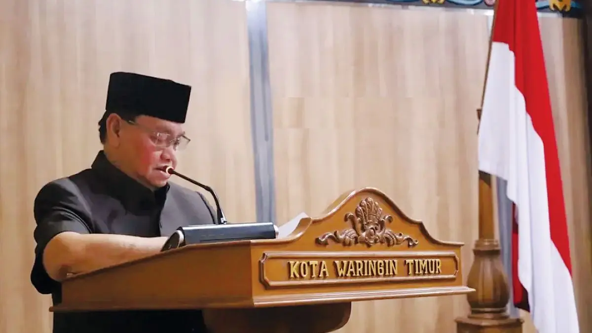 PIDATO: Bupati Kotim Halikinnor berpidato dalam Rapat Paripurna ke-6 Masa Persidangan III (Tiga) Bulan Juli Tahun Sidang 2026 di Ruang Rapat Paripurna DPRD Kotim, Senin (6/7/2026). FOTO: PROKOPIM KOTIM/RADAR SAMPIT