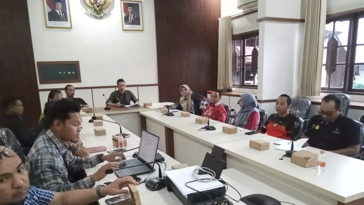 Rapat mediasi yang sempat digelar Pemkab Kotim, namun ditunda karena sejumlah pihak tak hadir. (rado/radarsampit)