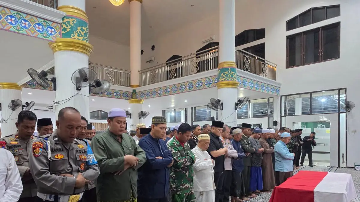 Salat jenazah berjamaah untuk almarhum Almarhum Ipda Anumerta Sumariyanto di Kasongan, Kabupaten Katingan, menjelang pemakaman, Minggu (5/7) malam. (istimewa)