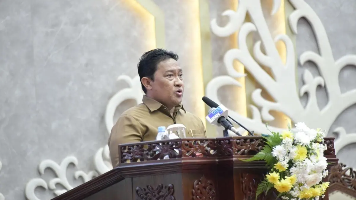 SAMPAIKAN JAWABAN: Wakil Gubernur Kalteng Edy Pratowo menyampaikan pidato jawaban pada kegiatan rapat paripurna DPRD Kalteng, Senin (6/7/2026). FOTO: YUSHO/RADAR SAMPIT 