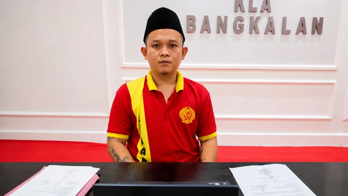 SIDANG: Suyhadi Uyat menjalani persidangan secara daring melalui video conference di Pengadilan Negeri Nanga Bulik, Senin (6/7/2026). FOTO: RIA/RADAR SAMPIT