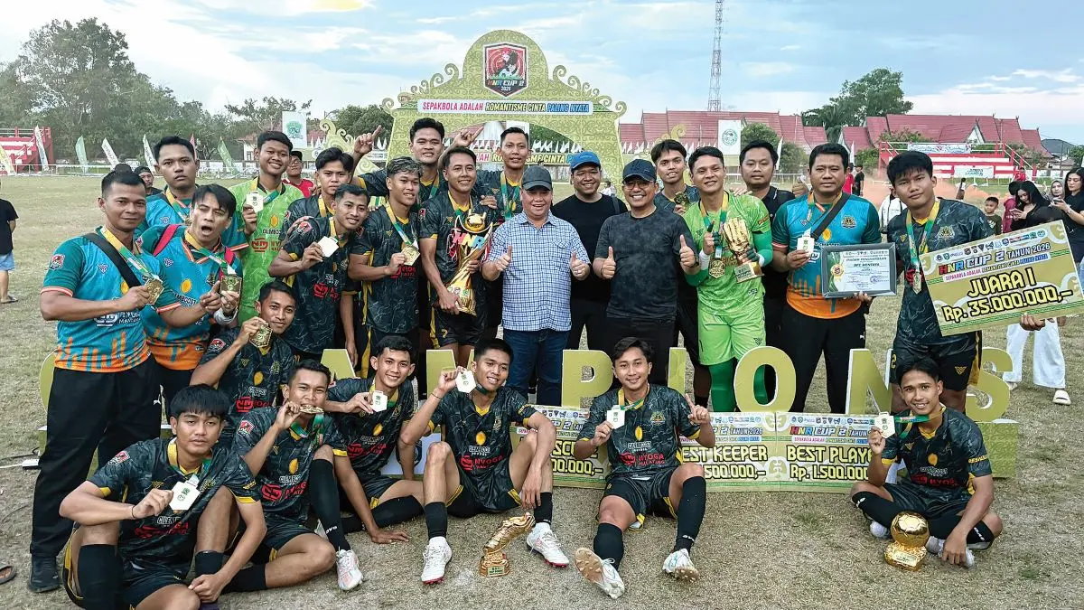 TURNAMEN: Bupati Kotim Halikinnor, Kapolres Kotim bersama juara Turnamen HNR Cup II, Minggu (5/7/2026). FOTO: YUNI/RADAR SAMPIT
