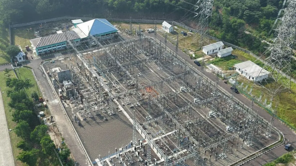 SUPLAI LISTRIK: Tampak udara Gardu Induk 150 kilovolt (kV) Margakarya di Karawang International Industrial City (KIIC), Jawa Barat yang melayani suplai listrik ke industri data center di kawasan tersebut. Dengan listrik yang andal, PLN menciptakan multiplier effect untuk kemajuan industri nasional.