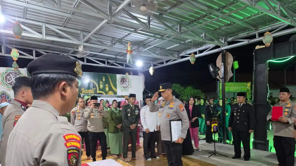 Upacara pemakaman kedinasan Almarhum Ipda Anumerta Sumariyanto di Kasongan, Kabupaten Katingan, Minggu malam yang dipimpin Kapolda Kalteng Irjen Pol Iwan Kurniawan, Minggu (5/7) malam.(istimewa)
