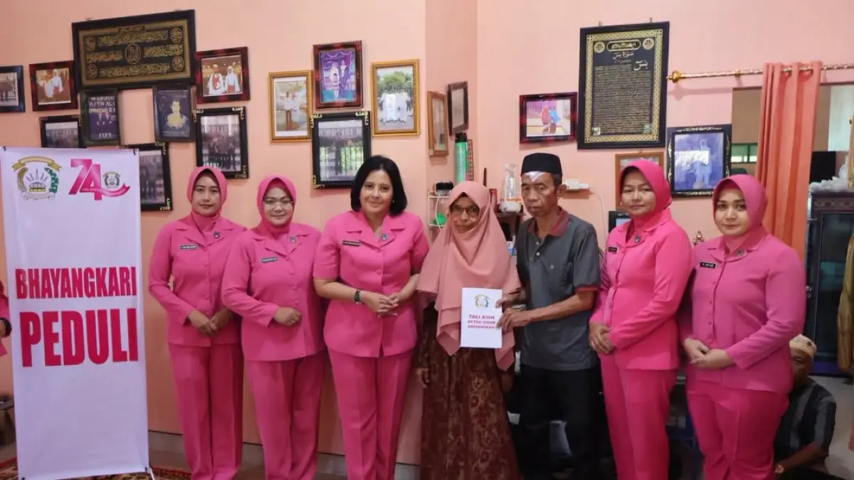 Ketua Bhayangkari Daerah Kalimantan Tengah Ny Maya Iwan Kurniawan saat menyampaikan tali asih dari istri Kapolri Ny Juliati Sigit Prabowo kepada salah satu keluarga personel Polres Katingan yang gugur di Desa Tumbang Kalemei, baru-baru tadi. (istimewa)