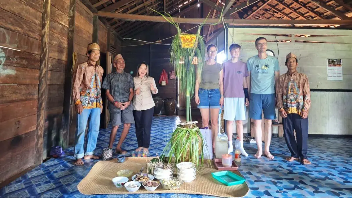 Beberapa wisatawan mancanegara asal Jerman saat menghadiri ritual Bobantan Laman di Desa Riam Tinggi Kecamatan Delang, Kabupaten Lamandau, Selasa (7/7).(ria/radarsampit)