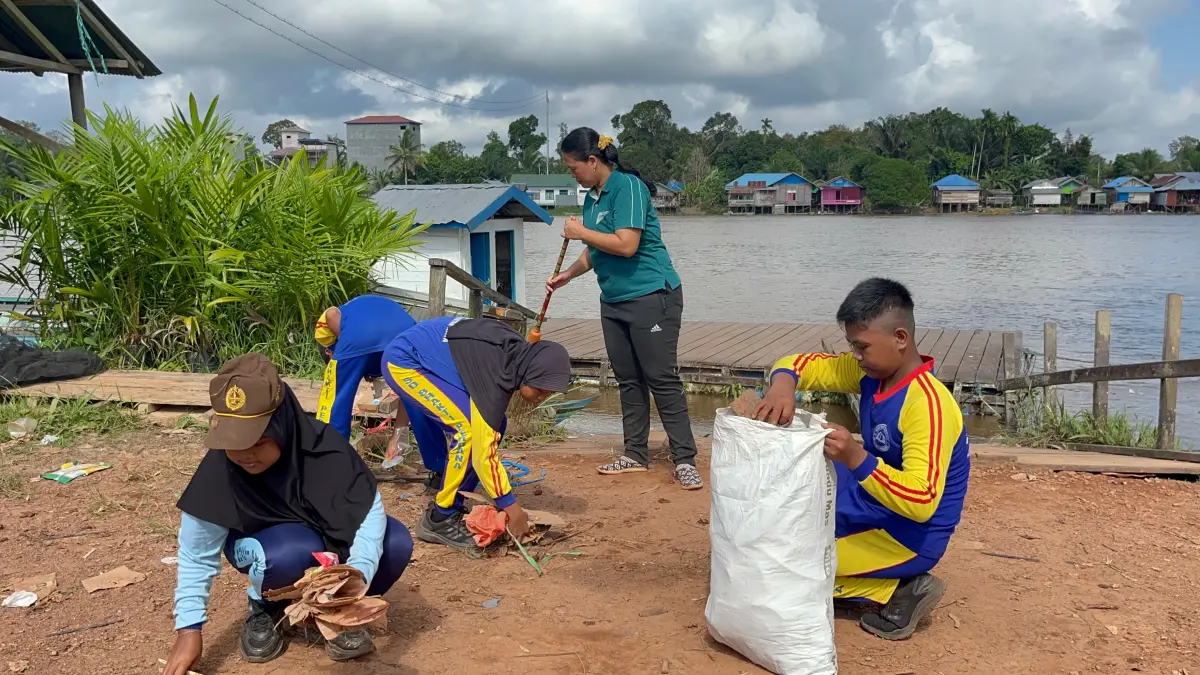 BUANG PADA TEMPATNYA: Sampah-sampah di tepian Sungai Banua Usang dibersihkan kader kebersihan, sanitasi dan drainase SD Bhakti Perdana