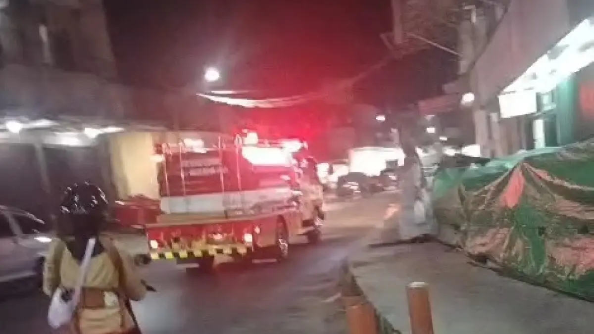 Damkar memadamkan api di rumah Jalan Kawitan I, Kelurahan Sidorejo, Kecamatan Arut Selatan, Kabupaten Kotawaringin Barat, Minggu (5/7/2026) sekitar pukul 19.05 WIB. &nbsp;(KOKO/RADAR SAMPIT)&nbsp;