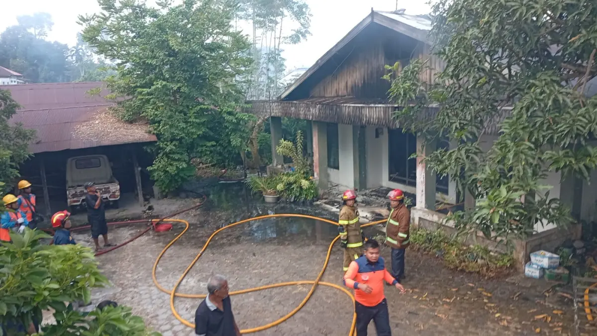 HANGUS: Kebakaran rumah terjadi di Jalan Harimau, RT 01, Kelurahan Sidorejo, Kecamatan Arut Selatan, Kabupaten Kotawaringin Barat, Minggu (4/7) (warga/radar sampit)