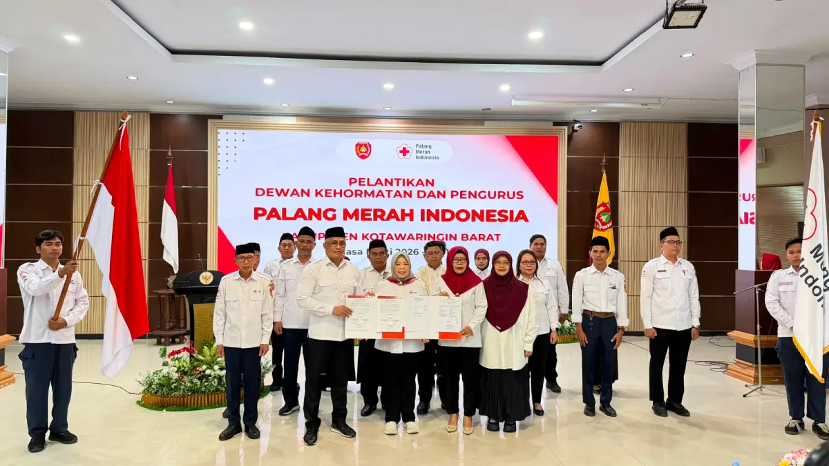 Ketua PMI Kotawaringin Barat dr Erry Eryansyah bersama Bupati Kobar Nurhidayah saat pelantikan. (SYAMSUDIN/RADAR SAMPIT)&nbsp;