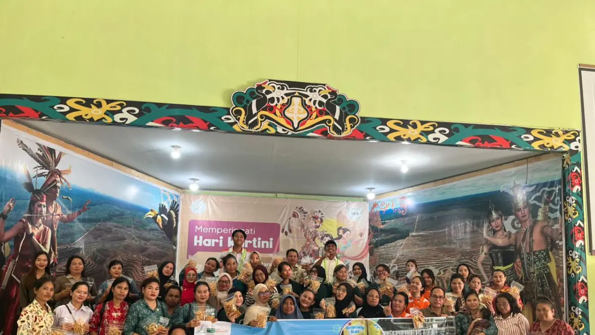 PT KMB juga memperkuat sektor ekonomi lokal melalui pelatihan pengolahan pangan berbahan dasar ikan yang diikuti 28 peserta. 