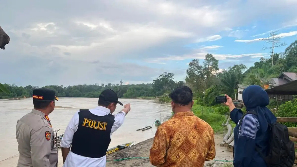 Rombongan Kompolnas bersama personel Polda Kalteng, Polres Katingan dan beberapa forkompimda setempat, saat mendatangi TKP di Desa Tumbang Kalemei, Kecamatan Katingan Tengah, Kabupaten Katingan, Senin (6/7).(istimewa/Polda Kalteng)