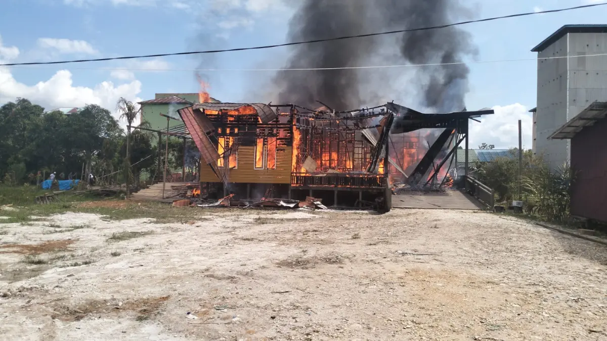 Rumah milik warga di Kelurahan Samba Kahayan, Kecamatan Katingan Tengah, Kabupaten Katingan, hangus terbakar pada Selasa (7/7/2026) sekitar pukul 10.00 WIB.&nbsp;