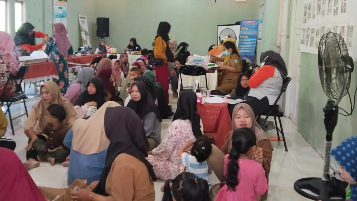 Suasana Posyandu yang digelar Pemdes Jaya Kelapa, Selasa (7/7). (istimewa)