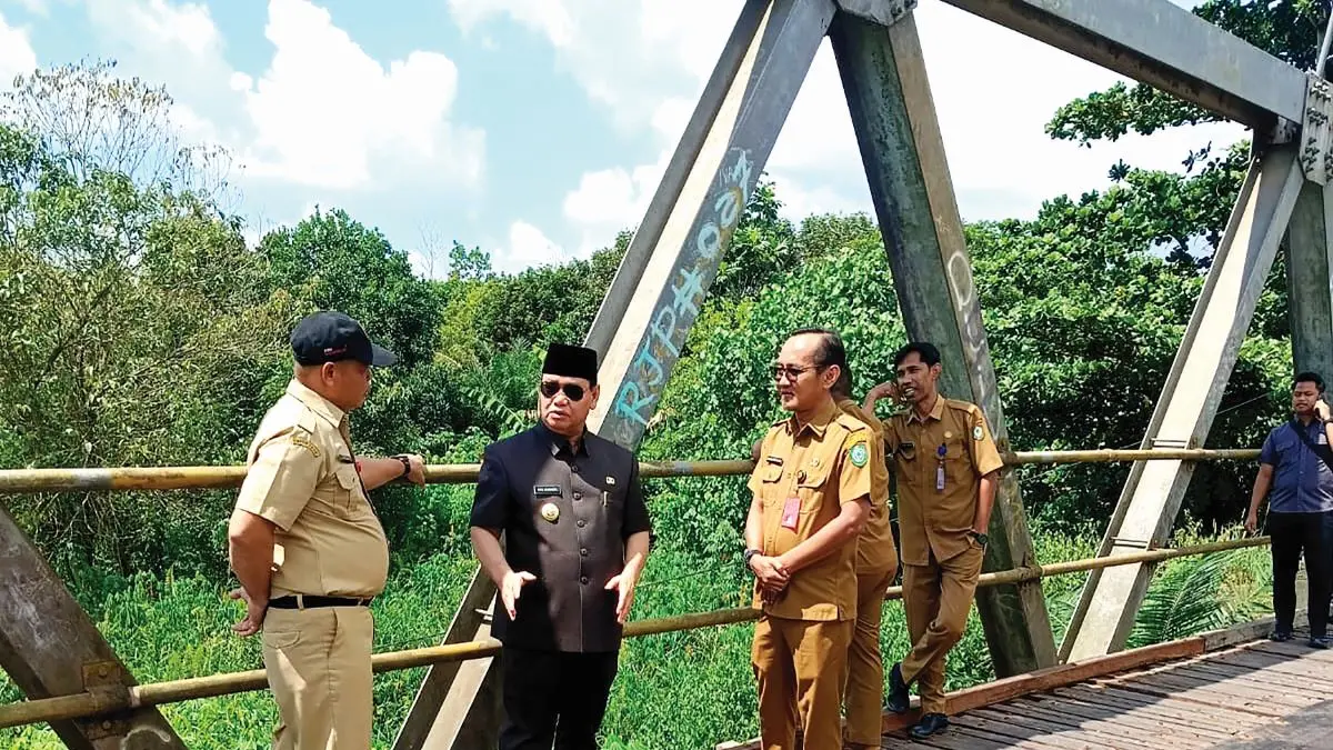 TINJAU: Bupati Kotim Halikinnor saat meninjau Jembatan Sei Mentawa 1 atau Jembatan Patah Jalan Kapten Mulyono, Sampit. FOTO: SDABMBKPRKP KOTIM/RADAR SAMPIT 