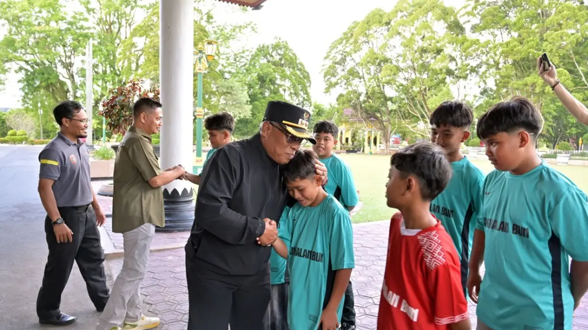 Wakil Bupati Kobar saat melepas SSB Desa Kinjil untuk mewakili Kalteng pada Putaran Nasional Piala Presiden Grassroots 2026 di Yogyakarta. (ist)&nbsp;
