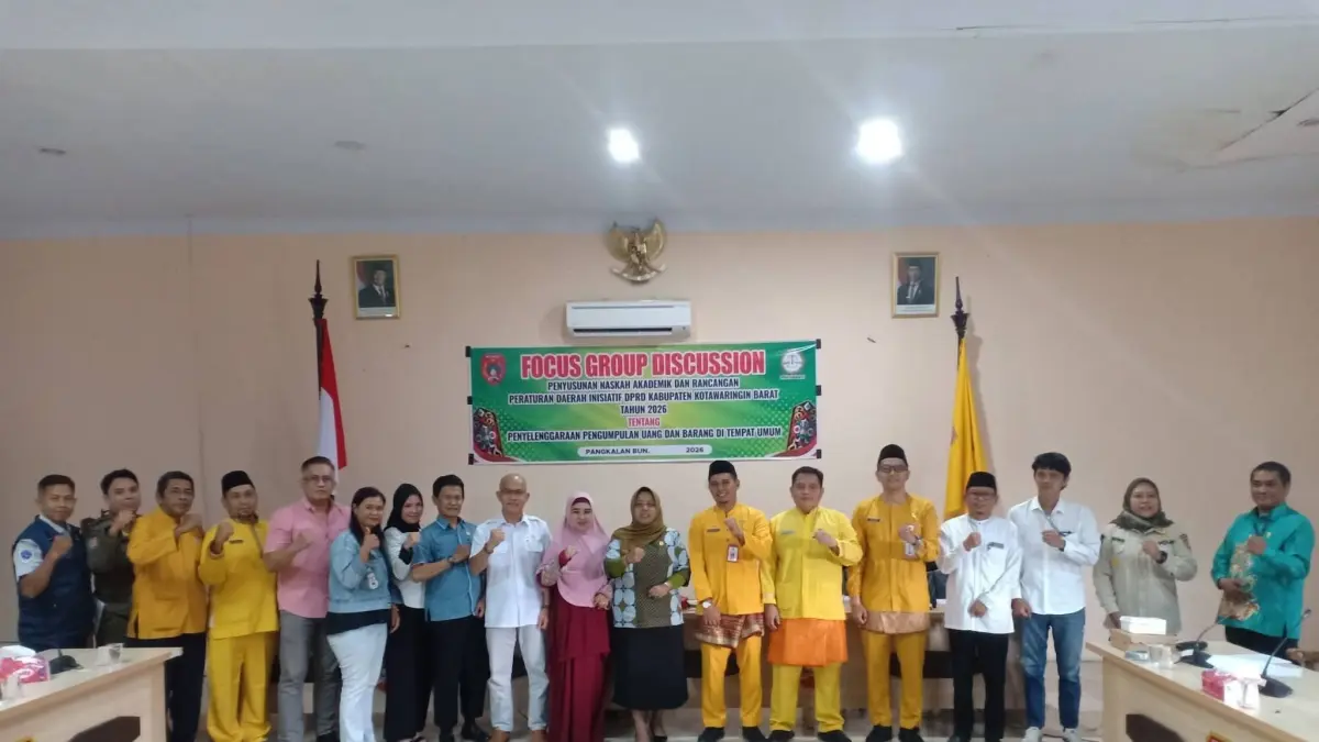 Wakil Ketua II DPRD Kobar, Sri Lestari&nbsp;foto bersama usai FGD di ruang rapat DPRD Kotawaringin Barat.&nbsp;