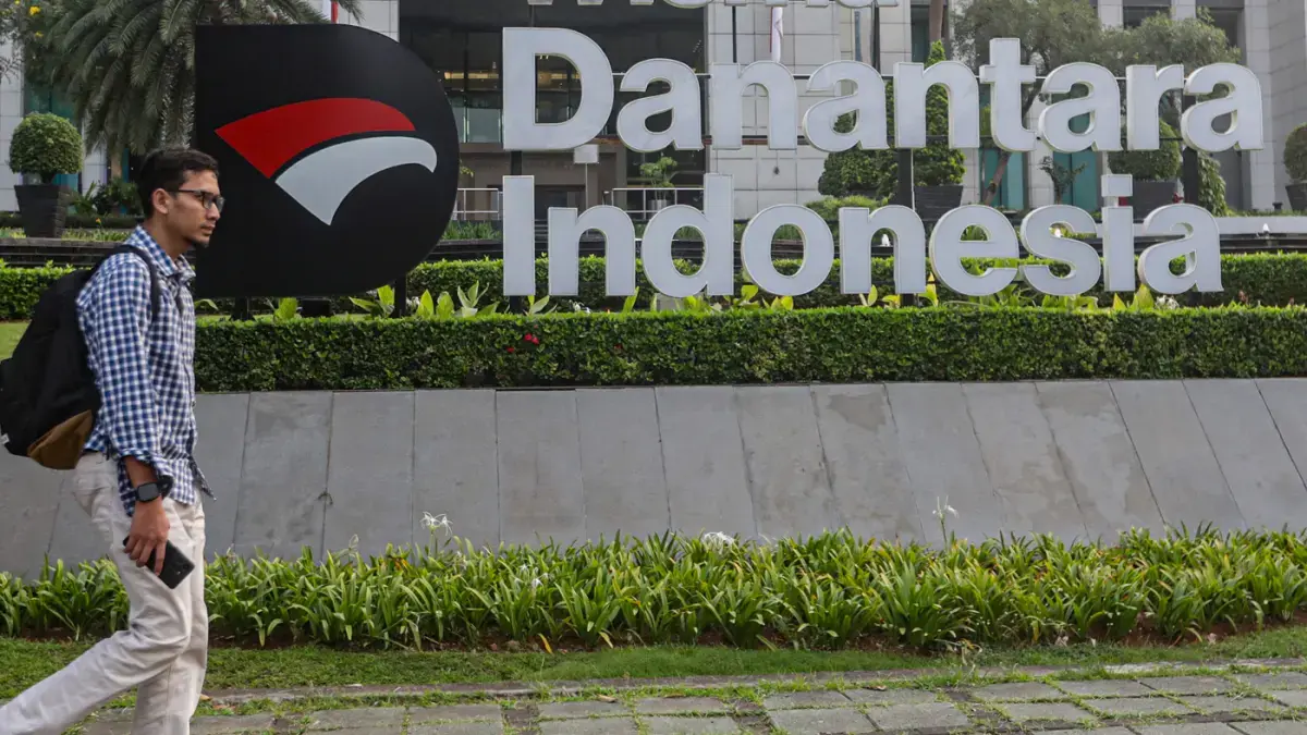 Warga melintas di depan logo Danantara di Jakarta, Kamis (11/6/2026). (Salman Toyibi/Jawa Pos)