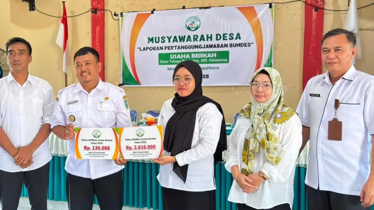 Sekretaris Camat Ketapang Rita Purwanto, perwakilan DPMD Kotim, serta Kepala Desa Telaga Baru Nur Firmansyah, berfoto bersama usai penyerahan Pendapatan Asli Desa (PADes) dari Bumdes Usaha Berkah dalam Musyawarah Desa Laporan Pertanggungjawaban Bumdes di Desa Telaga Baru, belum lama tadi. (istimewa)