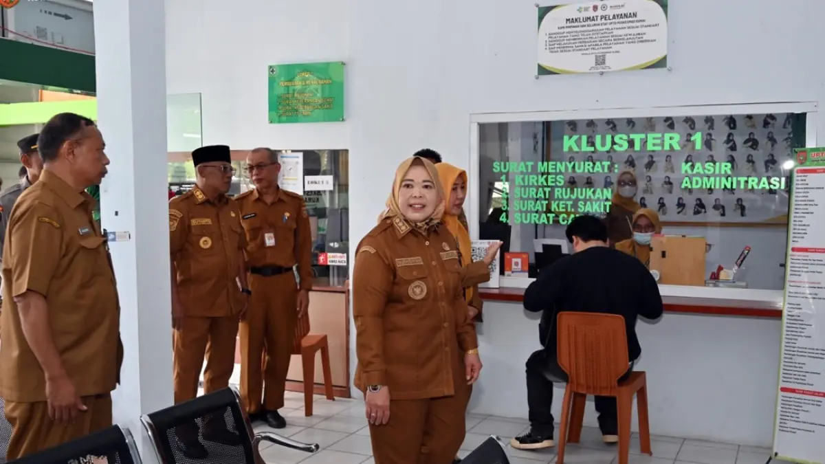 Bupati Kotawaringin Barat meninjau secara gedung rawat inap batu di UPTD Puskesmas Kumai.&nbsp; (SYAMSUDIN/RADAR SAMPIT)&nbsp;