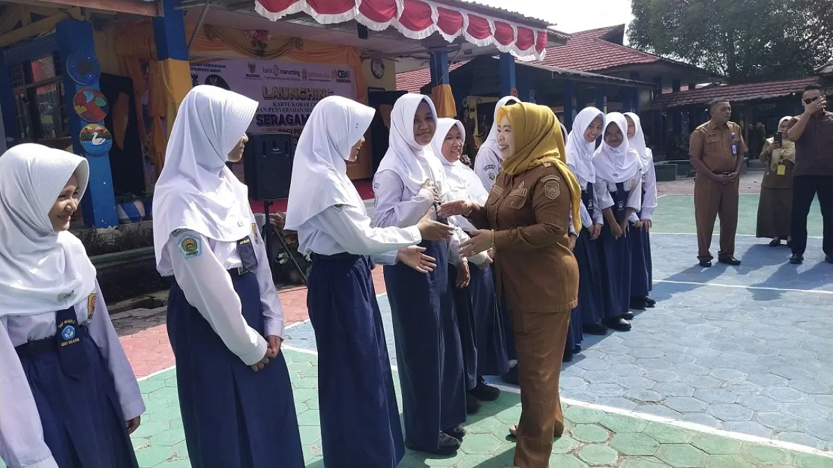 Bupati Kotawaringin Barat Nurhidayah bersalaman dengan pelajar di SMP Negeri 2 Pangkalan Bun. (SYAMSUDIN/RADAR SAMPIT)&nbsp; 