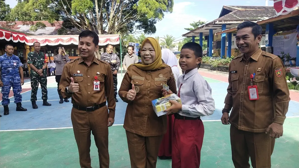 Bupati Kotawaringin Barat Nurhidayah menyerahkan Kartu Kobar Cerdas kepada peserta didik baru.&nbsp; (SYAMSUDIN/RADAR SAMPIT)&nbsp;