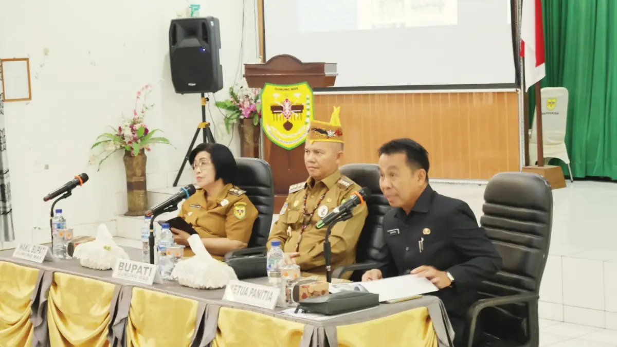 RAPAT : Bupati Gumas Jaya Samaya Monong didampingi Wakil Bupati Efrensia LP Umbing dan Asisten II Setda Baryen, ketika memimpin rapat pembubaran panitia hari jadi ke-24 Kabupaten Gumas di aula kantor Bapperida Gumas, Senin (6/7/2026). FOTO : DISKOMINFO SANTIK GUMAS/ RADAR SAMPIT