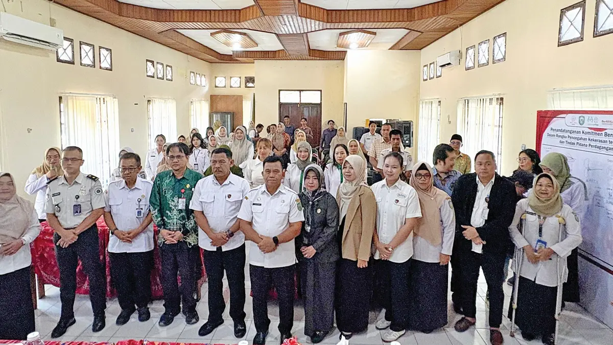 FOTO BERSAMA: Pertemuan Koordinasi dan Kerja Sama Lintas Sektor Dalam Rangka Pencegahan KtP dan TPPO Kabupaten Kotim Tahun 2026 yang digelar di Aula DPPPAPPKB Kotim, Rabu (8/7/2026). FOTO: YUNI/RADAR SAMPIT 