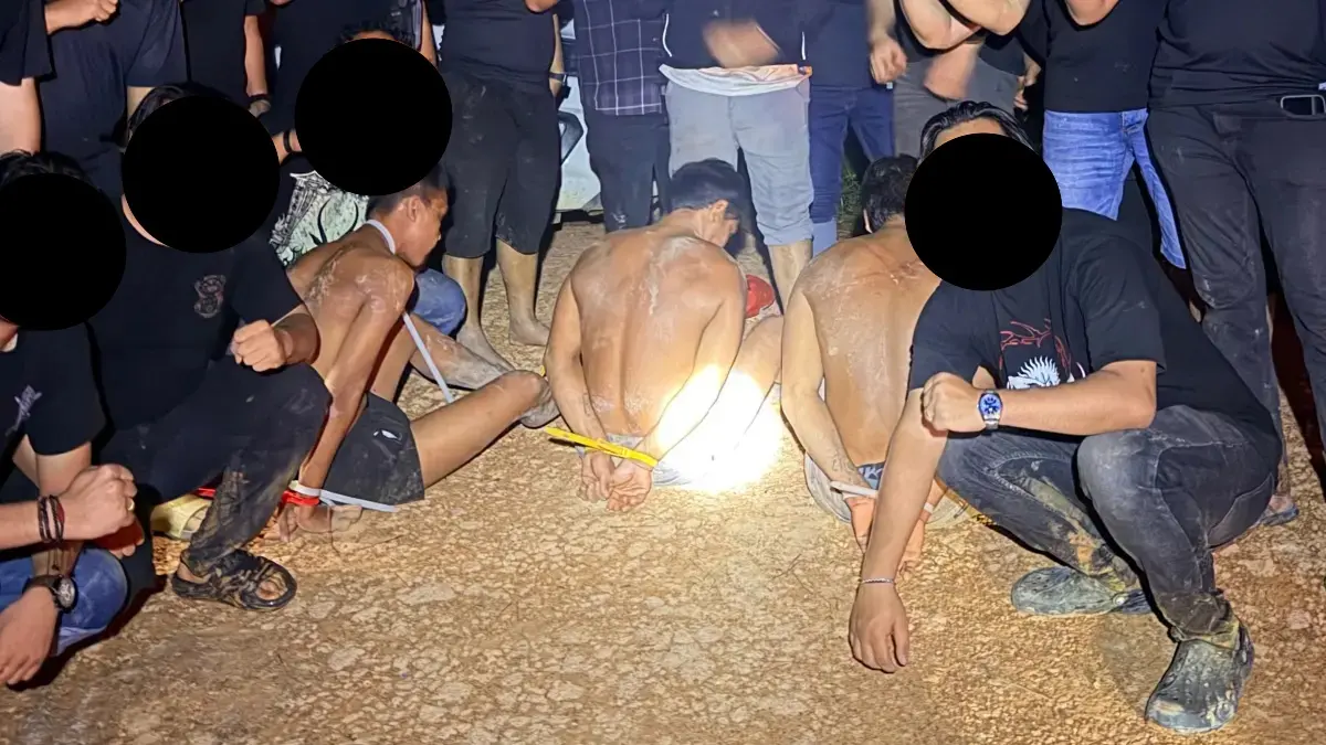 Foto yang memperlihatkan tiga pria bertelanjang dada dikelilingi personel gabungan kepolisian beredar luas di media sosial dan berbagai grup WhatsApp sejak Rabu (8/7/2026).