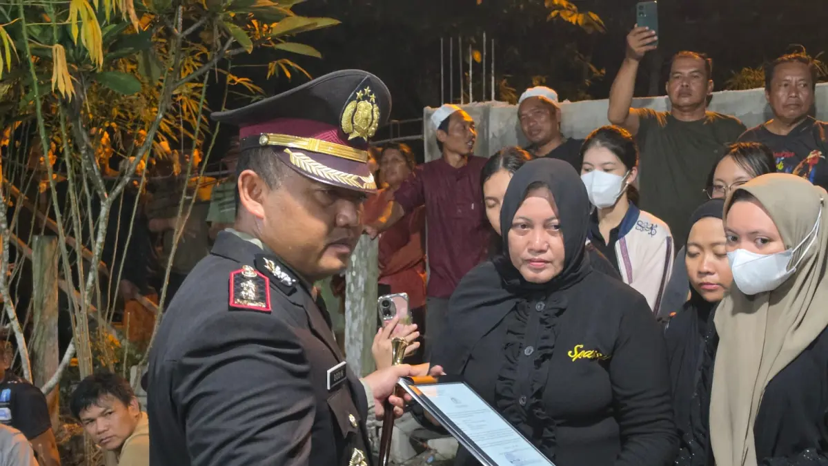 Kapolres Katingaan AKBP Dodik Hartono saat menyerahkan penghargaan kepada keluarga Anggota Kepolisian yang gugur saat penggerebekan bandar Sabu Desa Tumbang Kalemei. (Yuswanto RS/Radar Sampit)